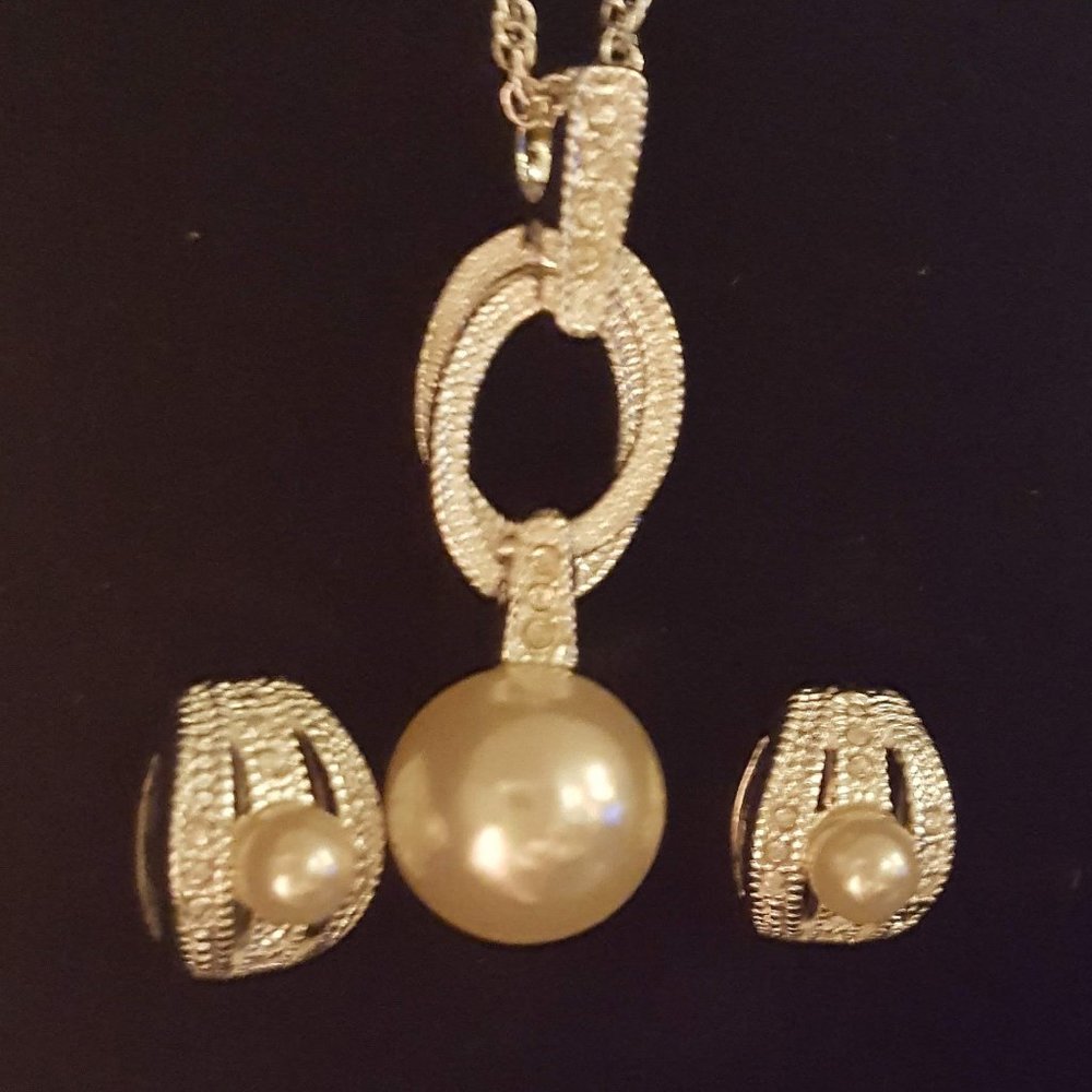 Avon Fiorella Necklace/Earrings Set cream faux pearls NIB